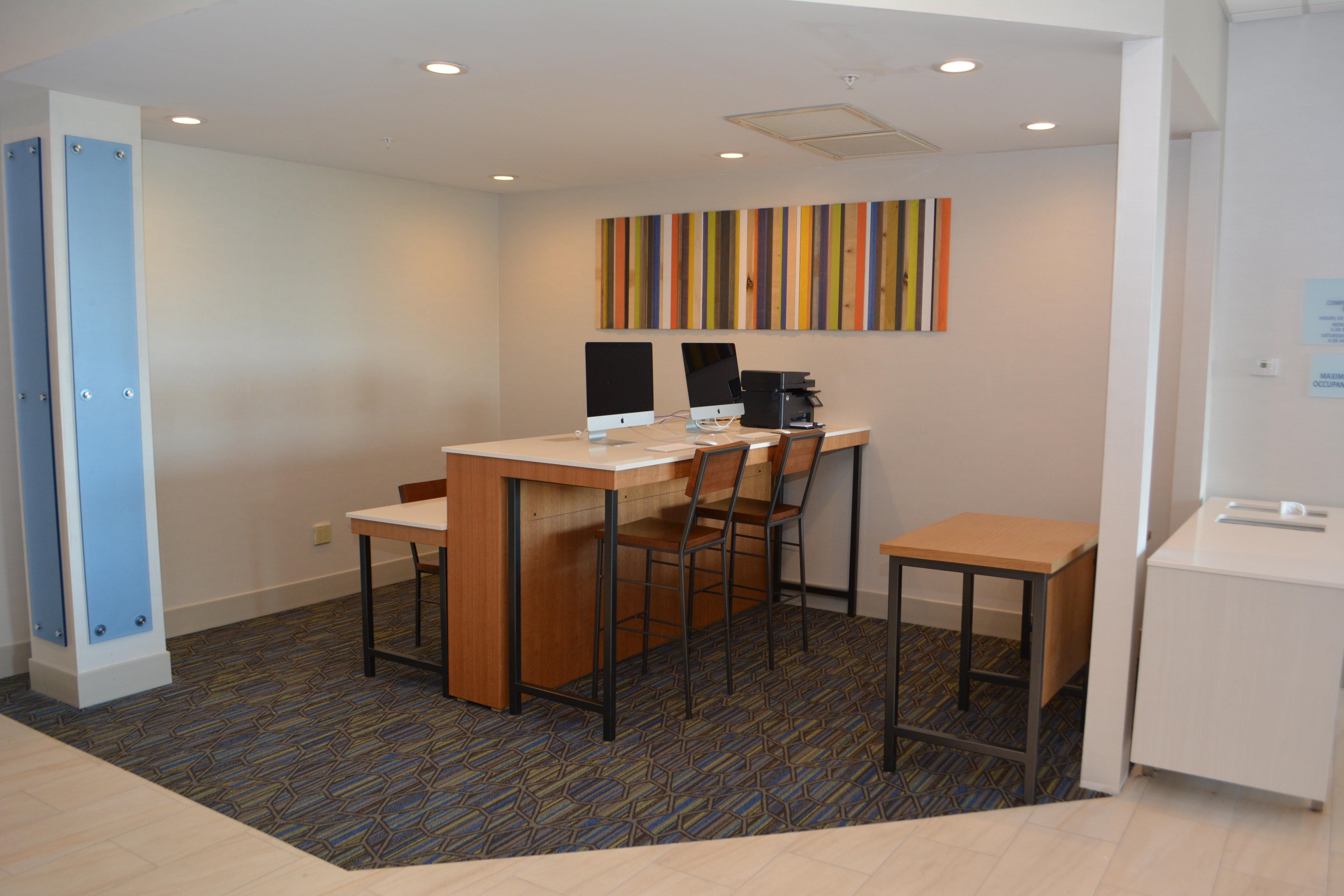 Holiday Inn Express & Suites Waterville - North By Ihg Exterior photo