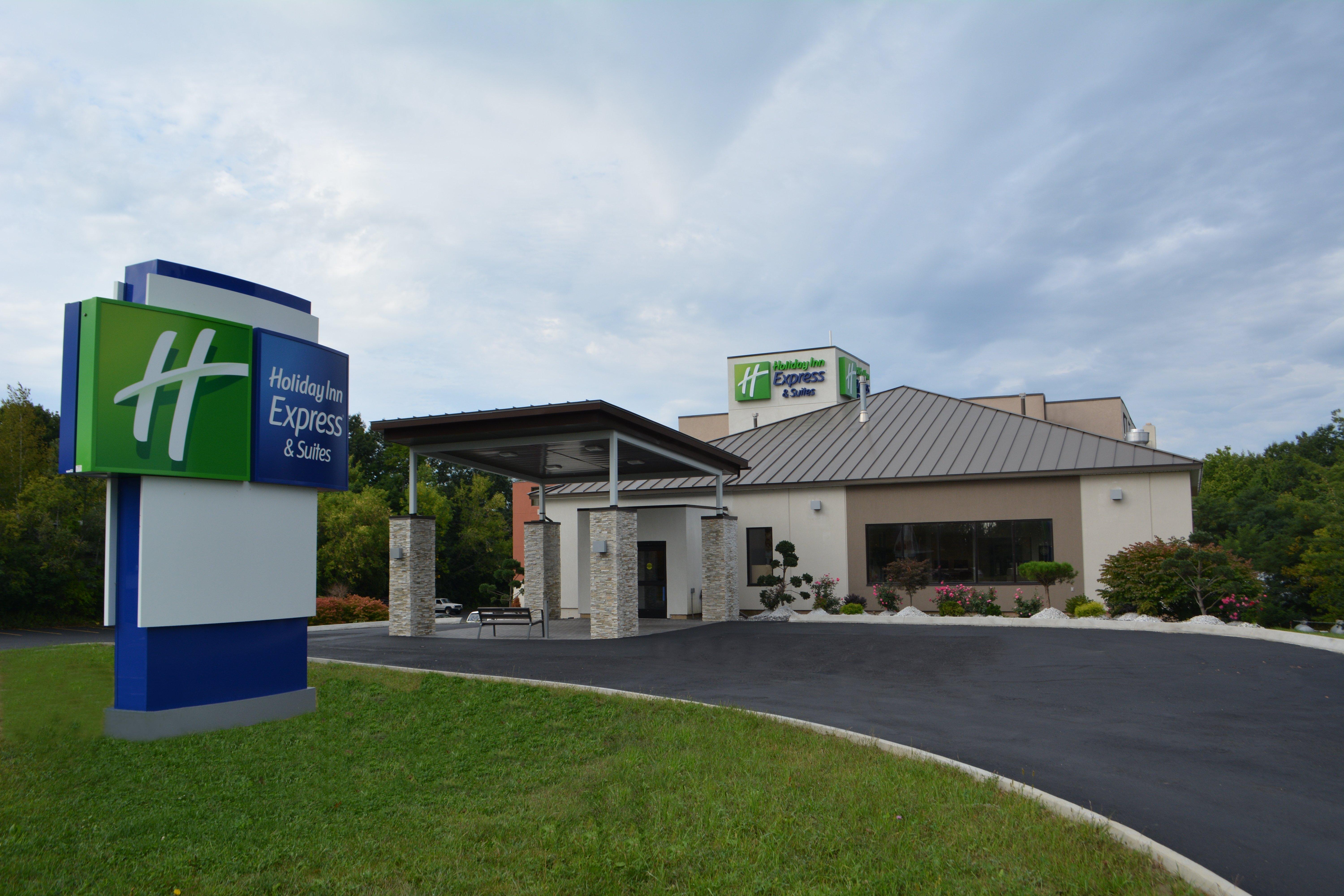 Holiday Inn Express & Suites Waterville - North, An Ihg Hotel Exterior photo