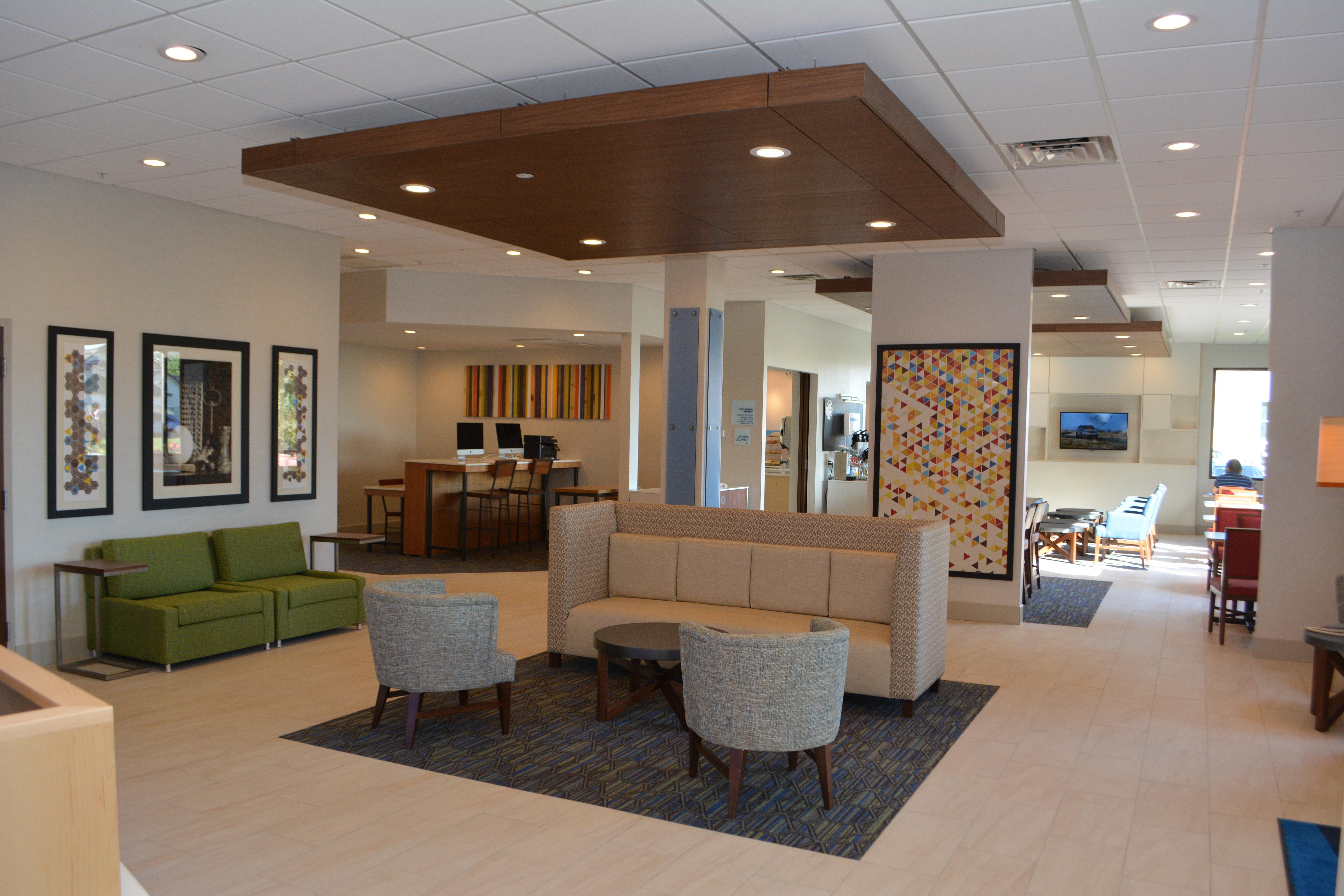 Holiday Inn Express & Suites Waterville - North By Ihg Exterior photo