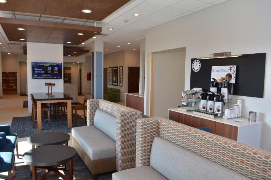Holiday Inn Express & Suites Waterville - North By Ihg Exterior photo