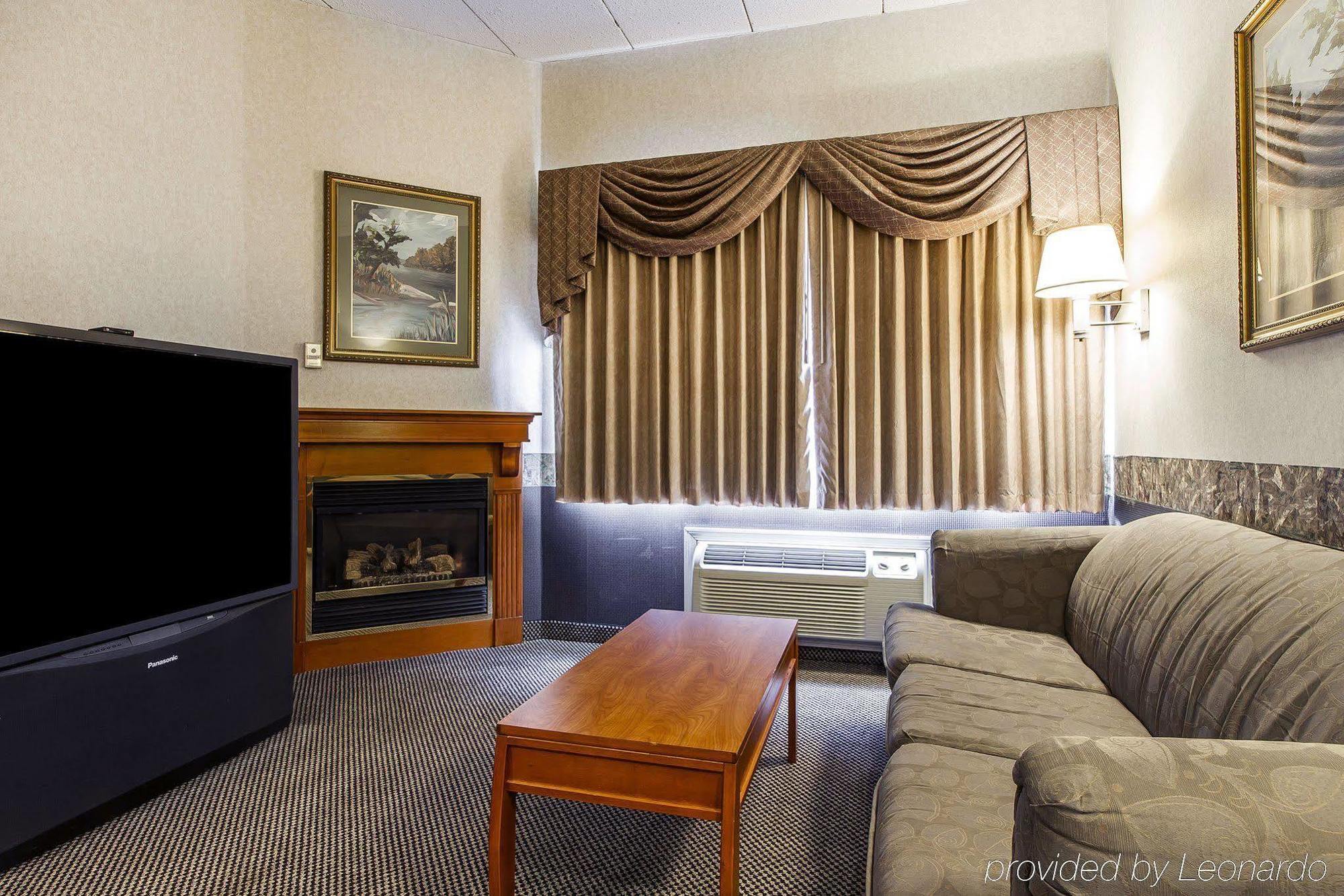 Holiday Inn Express & Suites Waterville - North By Ihg Exterior photo